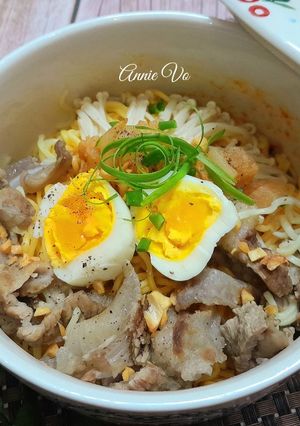Hình của món Mì gói trộn bò trứng.