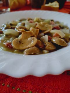 Una foto de Champiñones en salsa