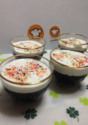 Una foto de Postre de gelatina y chantilly