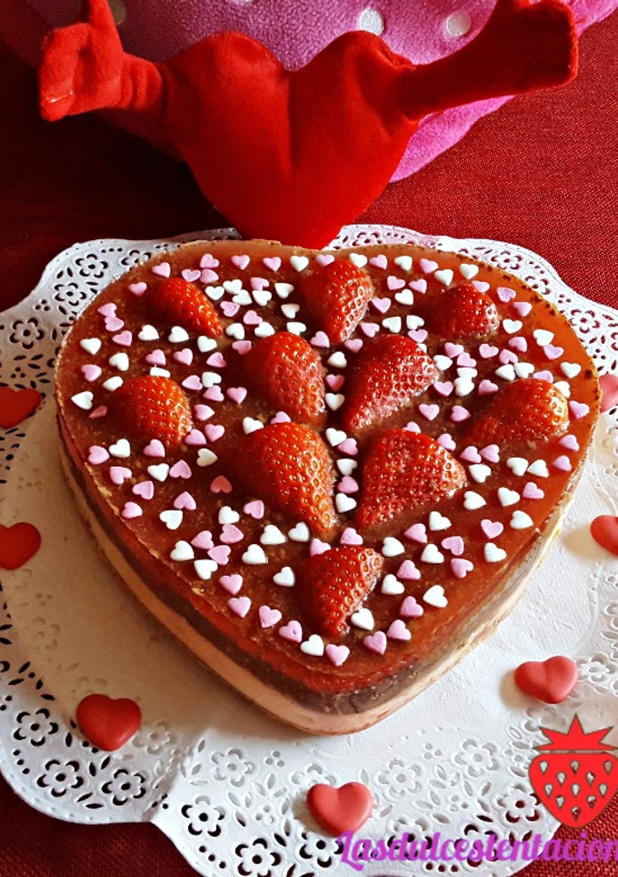 Una foto de Tarta San Valentín: Queso, chocolate y fresas