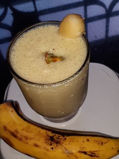 हेल्थी बनाना मिल्क शेक (healthy banana milkshake recipe in Hindi) रेसिपी मुख्य फोटो