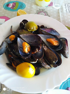 Una foto de Mejillones al vapor a la lima y limón