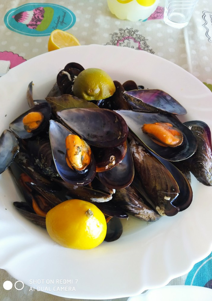 Una foto de Mejillones al vapor a la lima y limón