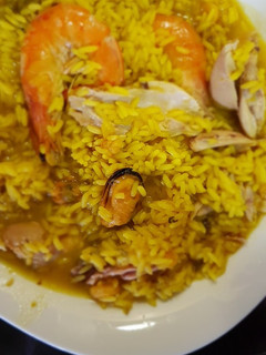 Una foto de Arroz con pollo y marisco