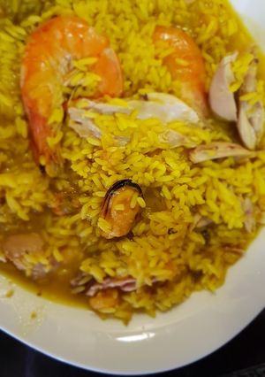 Una foto de Arroz con pollo y marisco