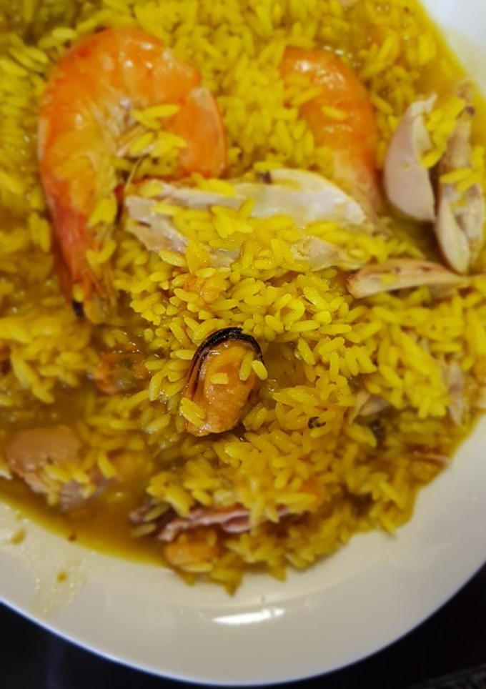 Una foto de Arroz con pollo y marisco