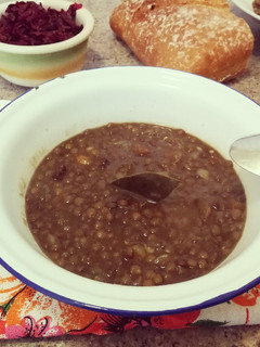 Una foto de Cocido de lentejas pardinas con tocino ahumado