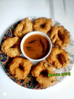मेदू वडा सांबर के साथ (Medu vada Samber ke sath recipe in Hindi) रेसिपी मुख्य फोटो