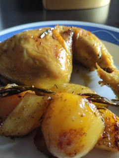 Una foto de Pollo Asado al Romero con Patatas Rústicas
