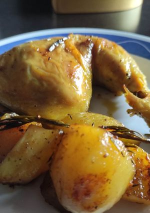 Una foto de Pollo Asado al Romero con Patatas Rústicas