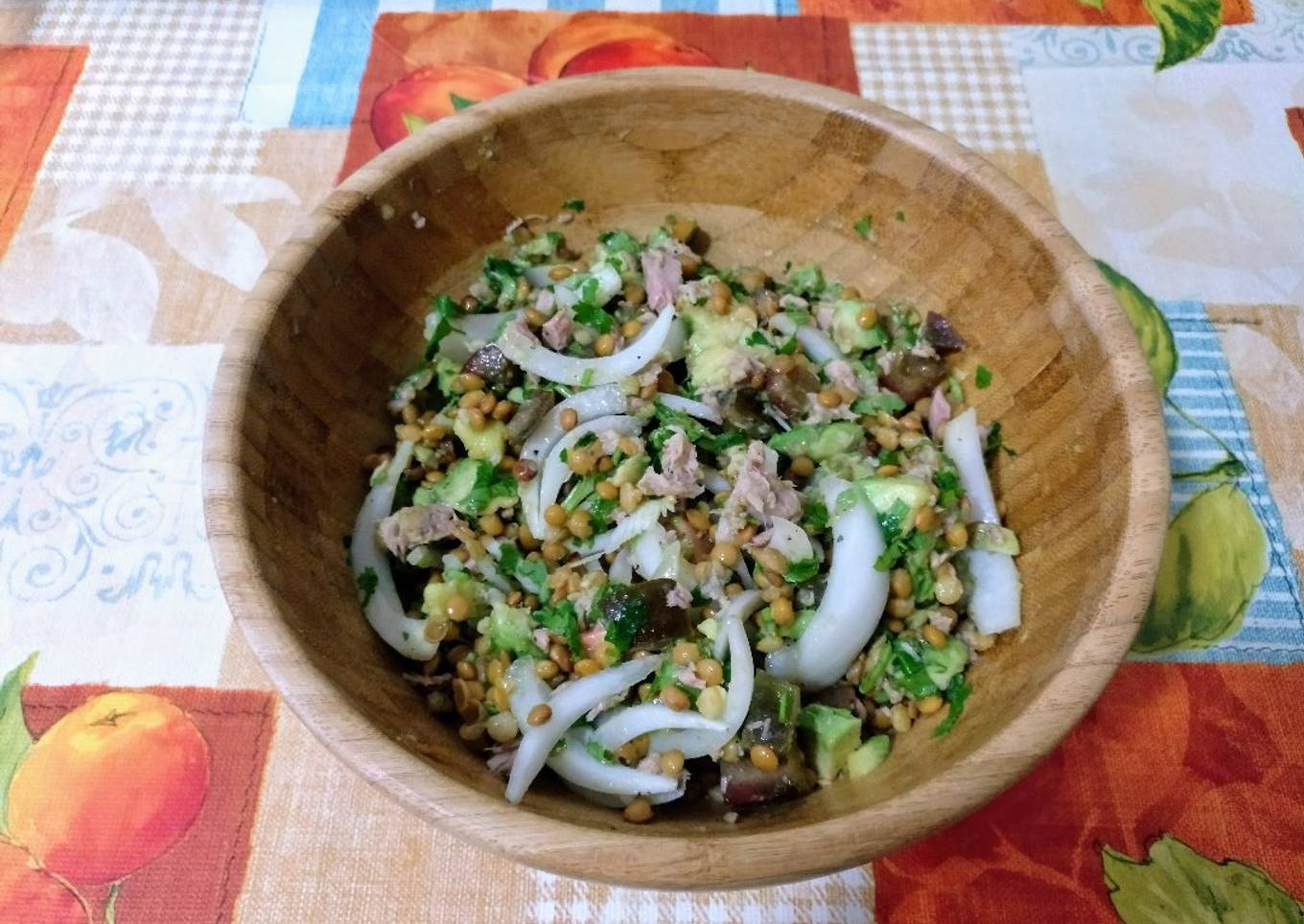 Ensalada de lentejas con aguacate y atún