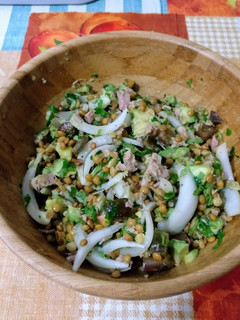 Foto principal de Ensalada de lentejas con aguacate y atún