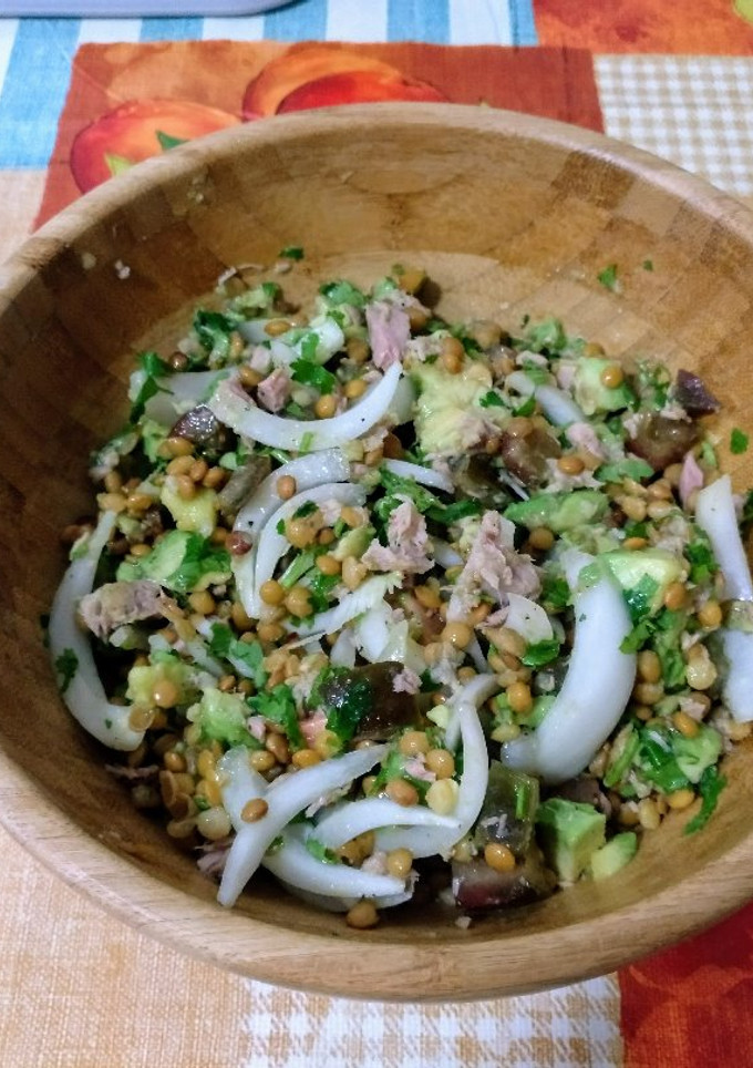 Una foto de Ensalada de lentejas con aguacate y atún