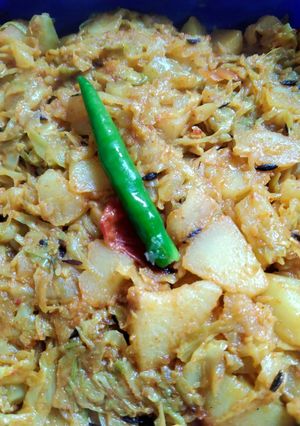 নিরামিষ আলু বাঁধাকপি (niramis alu badhakopi recipe in Bengali) রেসিপির প্রধান ছবি