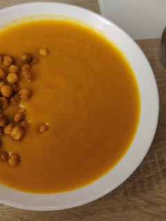 Una foto de Crema de calabaza 🎃y zanahorias 🥕 con garbanzos crujientes