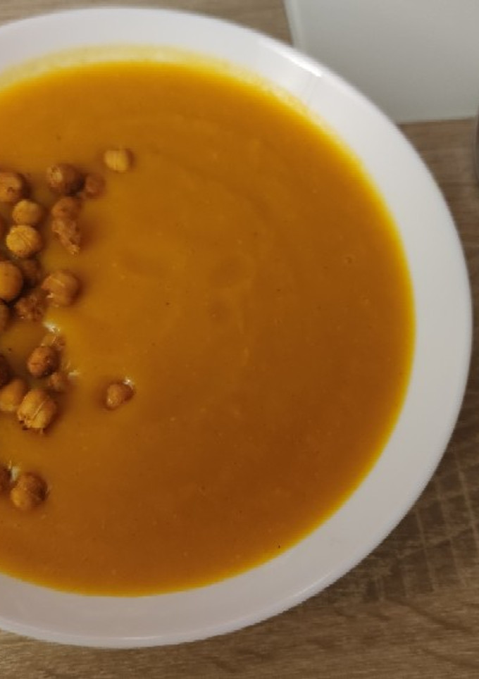 Una foto de Crema de calabaza 🎃y zanahorias 🥕 con garbanzos crujientes