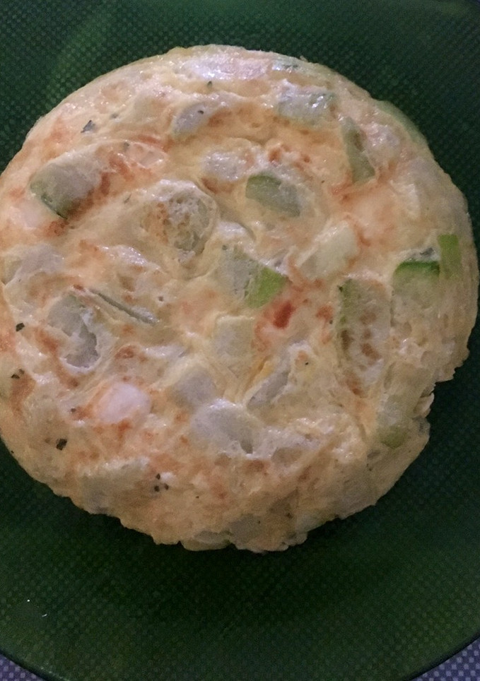 Una foto de Tortilla de calabacín y queso