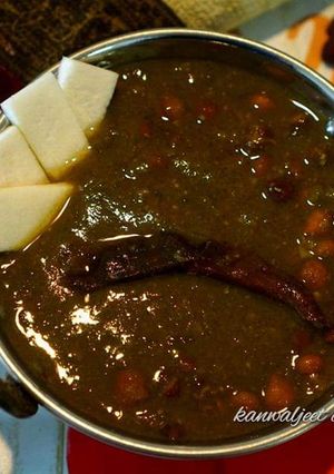 A picture of Kale chana ka khatta (Mahani).
