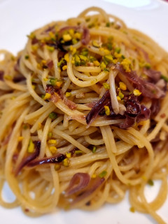 Una foto de Espaguetis con chalotas caramelizadas y pistachos