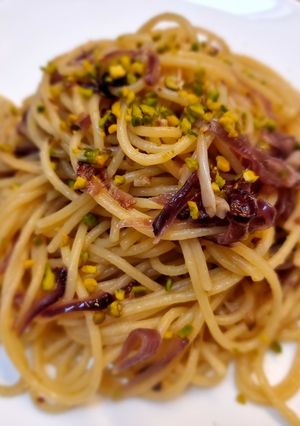 Una foto de Espaguetis con chalotas caramelizadas y pistachos