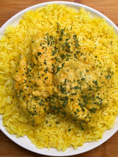 Une photo de Poulet curry coco avec son riz au curry