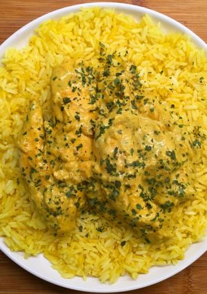 Une photo de Poulet curry coco avec son riz au curry