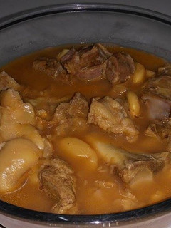 صورة لوصفة فاصولياء حب عريضة مع لحم الغنم بالعظم
