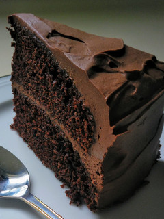 Una foto de Fudge chocolate cake