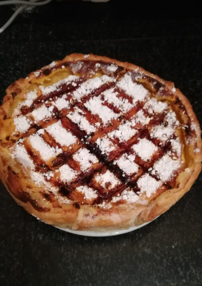 Una foto de Tarta quemada de queso y melocotón