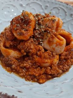 Una foto de Calamares a la boloñesa con toque de comino