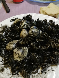 Una foto de Pasta con almejas, sepia y tinta de calamar