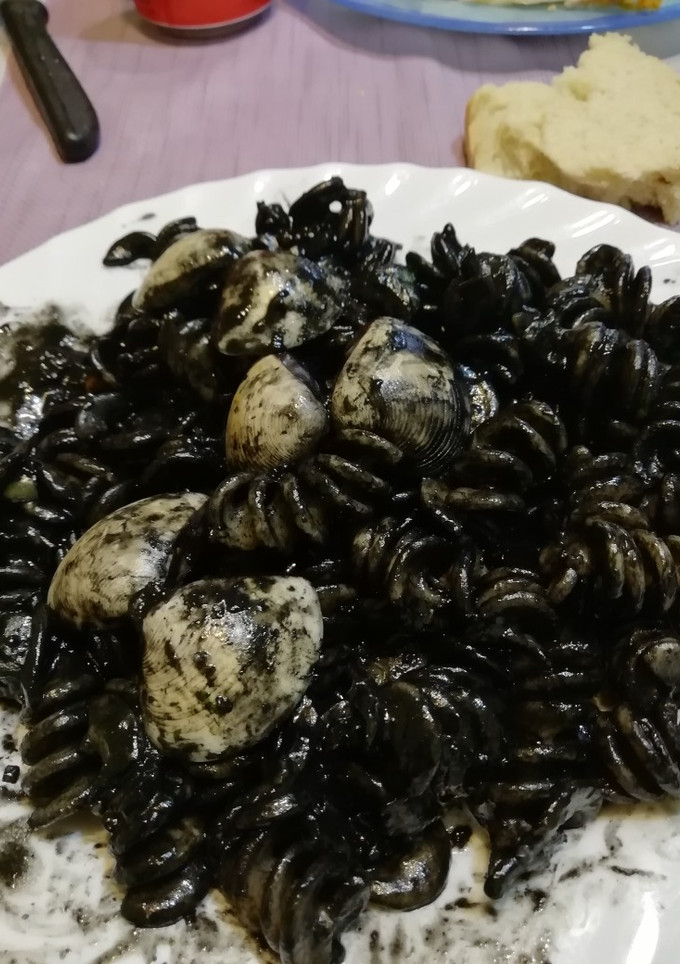 Una foto de Pasta con almejas, sepia y tinta de calamar