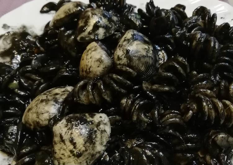 Pasta con almejas, sepia y tinta de calamar