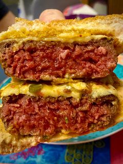 Una foto de Doble Cheeseburger con huevo y salsa rosa ahumada ❌⭕️ Style