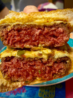 Una foto de Doble Cheeseburger con huevo y salsa rosa ahumada ❌⭕️ Style