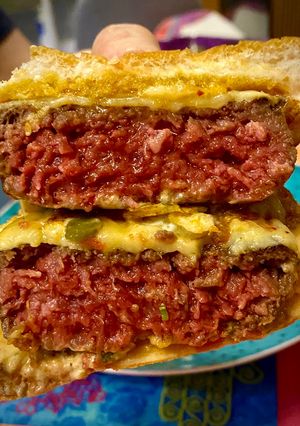 Una foto de Doble Cheeseburger con huevo y salsa rosa ahumada ❌⭕️ Style