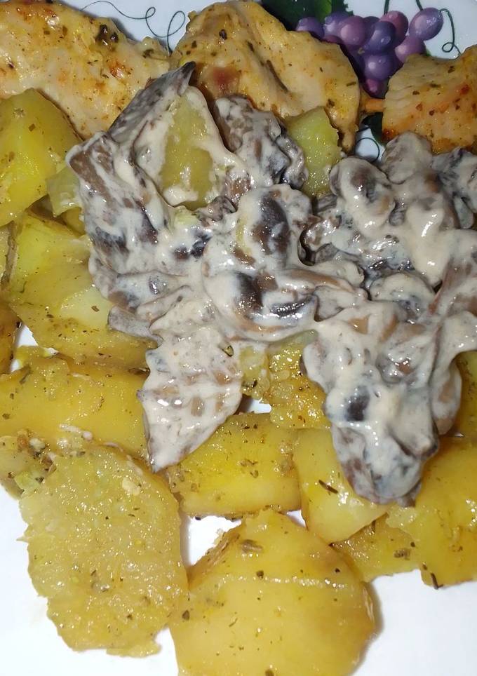 Запечена картопля з філе курки та печерицями