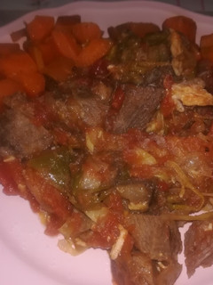 Una foto de Carne del cocido con tomate