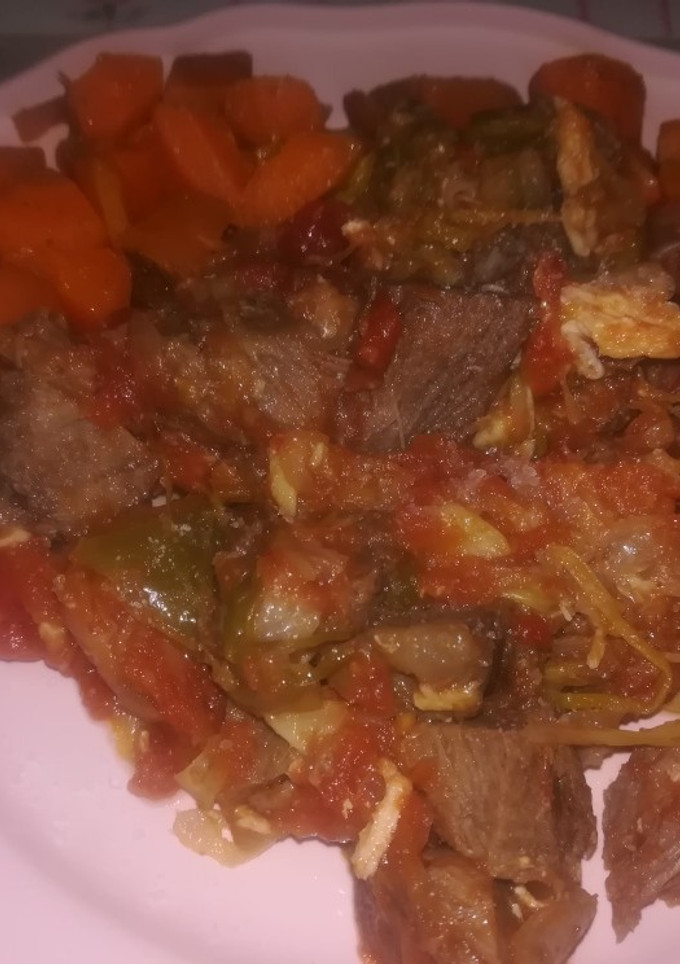 Una foto de Carne del cocido con tomate