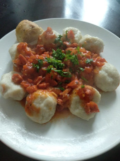 Una foto de Ñoquis rellenos de mozzarella con tuco de chorizo