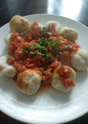 Una foto de Ñoquis rellenos de mozzarella con tuco de chorizo