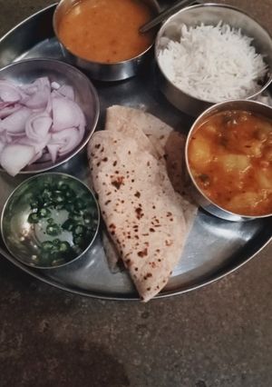 आलू मटर और टमाटर की सब्जी(aloo matar aur tamatar ki sabzi recipe in hindi) रेसिपी मुख्य फोटो