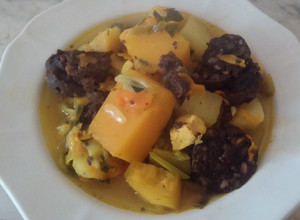 Una foto de Ensopado a la cúrcuma con pollo y morcilla