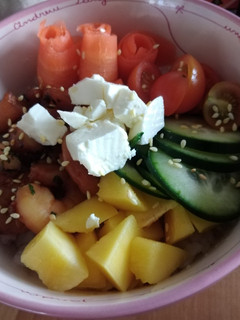 Una foto de Poke bowl de camarones y mango