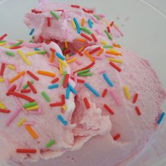 A picture of No machine strawberry Icecream.