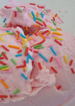 A picture of No machine strawberry Icecream.