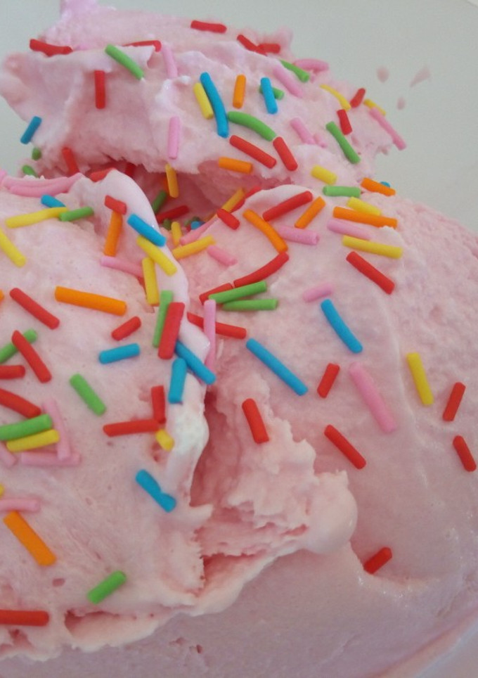 A picture of No machine strawberry Icecream.