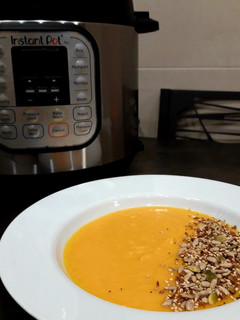 Una foto de Crema de calabaza y coliflor a la cúrcuma en Instant Pot