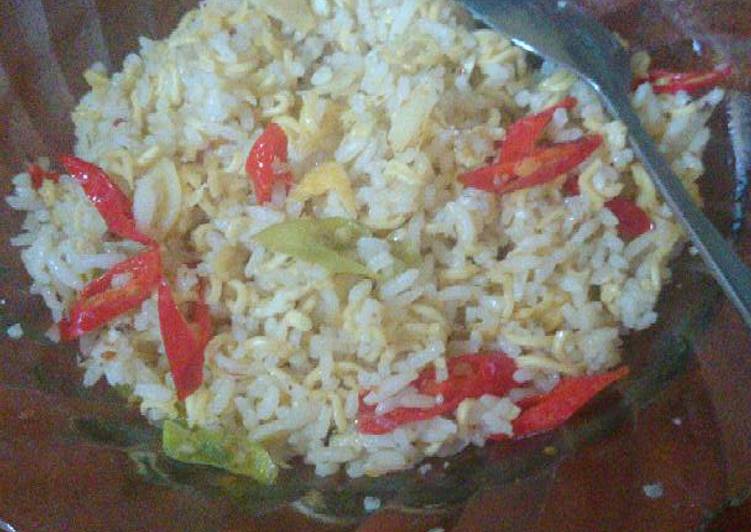 Nasi goreng mi kremes