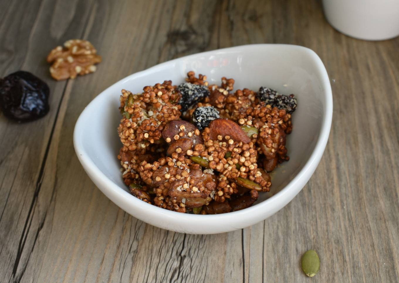 Granola sin gluten de quinoa hinchada con almendras y ciruelas